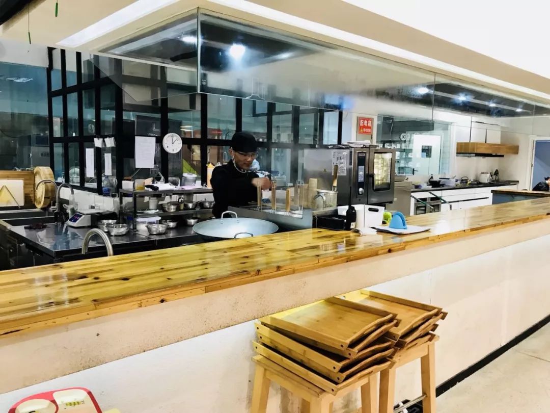 青岛这家进口海鲜店，竟把工厂开到了食客眼前？用自助价格吃怀石品质！