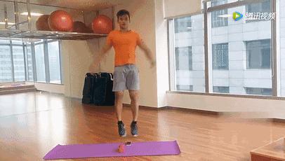 坚持靠墙站一年半身体的六个变化,为什么说每天靠墙站30分钟能减肥