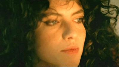 嘴唇干裂起皮怎么护理呀,涂口红嘴唇干裂脱皮是唇炎吗