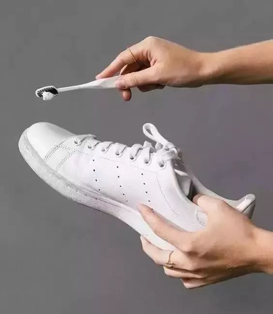 神了!洗白袜子只需涂点这个,冲一下立马跟新的一样!