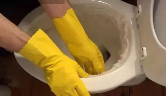 神了！洗白袜子只需涂点这个，冲一下立马跟新的一样！