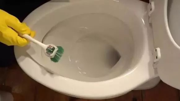 神了!洗白袜子只需涂点这个,冲一下立马跟新的一样!