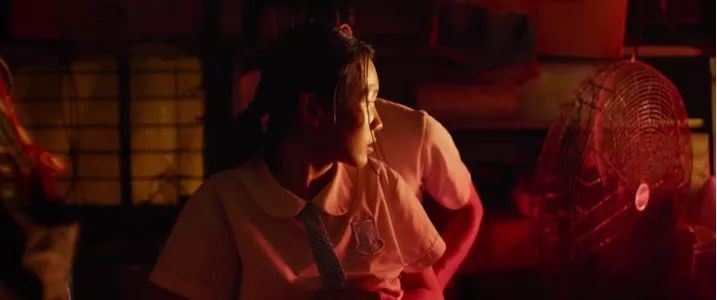 少女“人肉”百部iPhone闯海关，竟是为了这事！