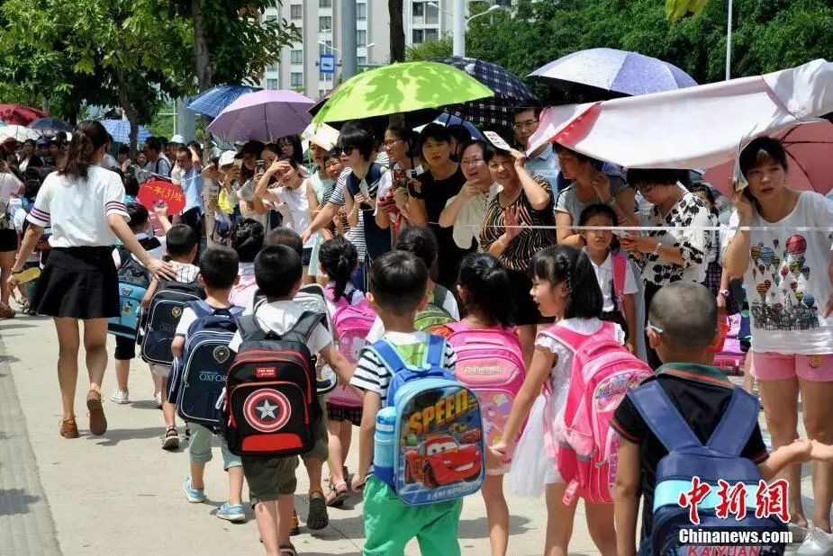 如何看待家长背书包,孩子书包该不该大人背