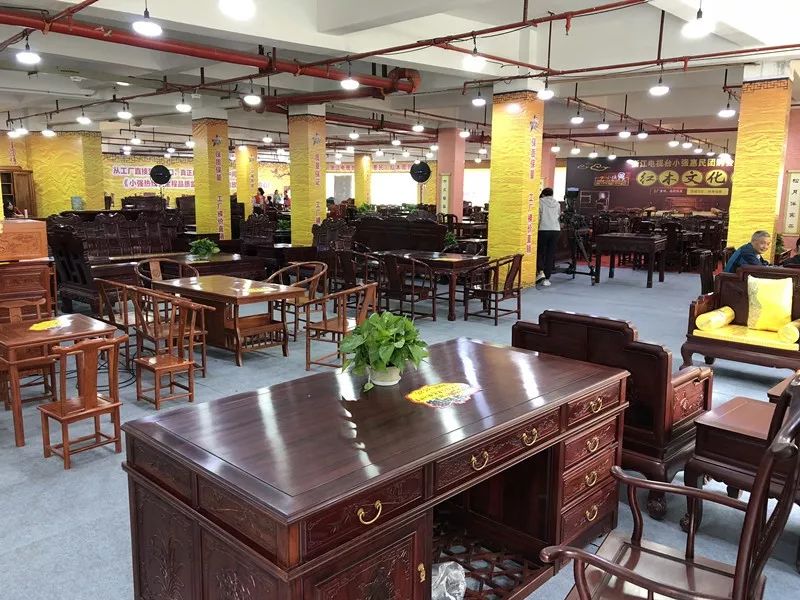 我爸我妈去了一次这里就把我们家的家具都换了