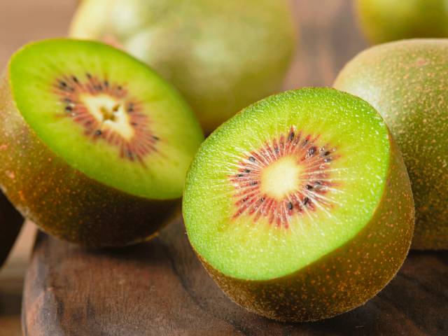 好甜的红心猕猴桃,野生猕猴桃好甜