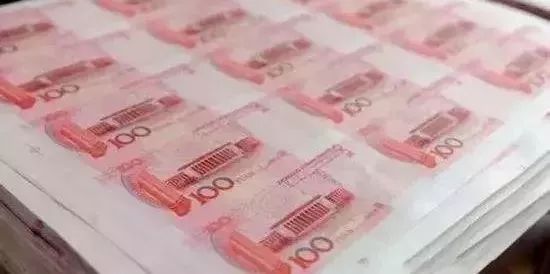 排污管惊现大量废纸币，一神秘男子跳楼……电视剧都不敢这么拍！