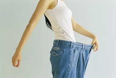 坚持靠墙站一年半身体的六个变化,为什么说每天靠墙站30分钟能减肥