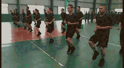 新兵跑不动了班长拉着跑,新兵跑步跑不动会被打吗