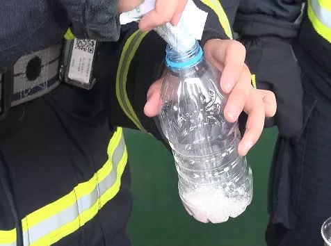 20分钟孩子眼球被干燥剂融化,20分钟孩子的眼睛被融化