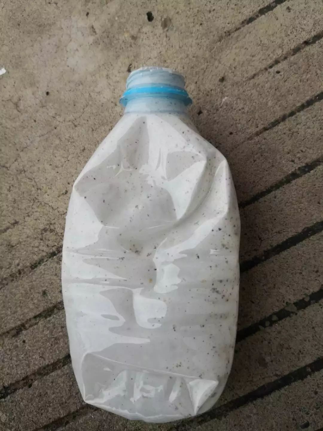 20分钟孩子眼球被干燥剂融化,20分钟孩子的眼睛被融化