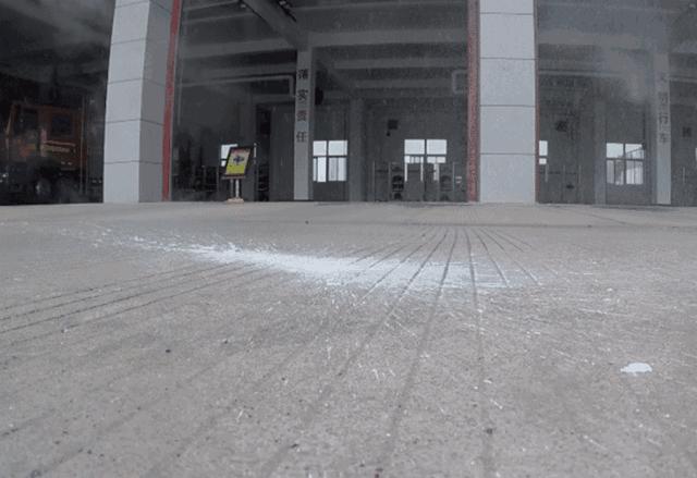 20分钟孩子眼球被干燥剂融化,20分钟孩子的眼睛被融化