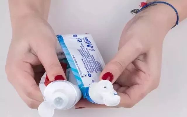 神了!洗白袜子只需涂点这个,冲一下立马跟新的一样!