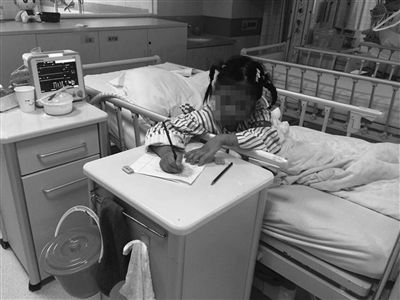 六岁女孩遭亲妈毒打浑身是伤,女孩被父母虐待民警做笔录哭了