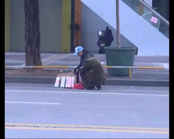 路边的“软中华”香烟10元一包摊贩坦言“抽不死人”