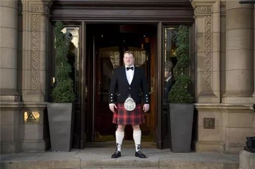 全球最有意思的11个酒店职位:松露猎手、日落风笛手、美人鱼指导员……你知道多少?