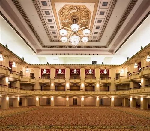 全球最有意思的11个酒店职位:松露猎手、日落风笛手、美人鱼指导员……你知道多少?