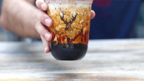 冷得不敢喝坝坝茶,只想捧一杯热奶茶在手心里!