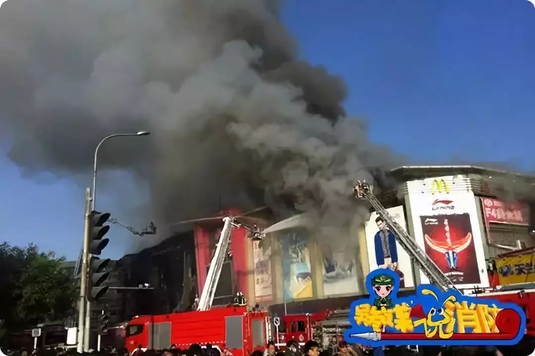 商场着火“浓烟滚滚”，如何正确选择逃生方法？