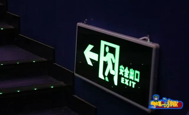 商场着火“浓烟滚滚”，如何正确选择逃生方法？