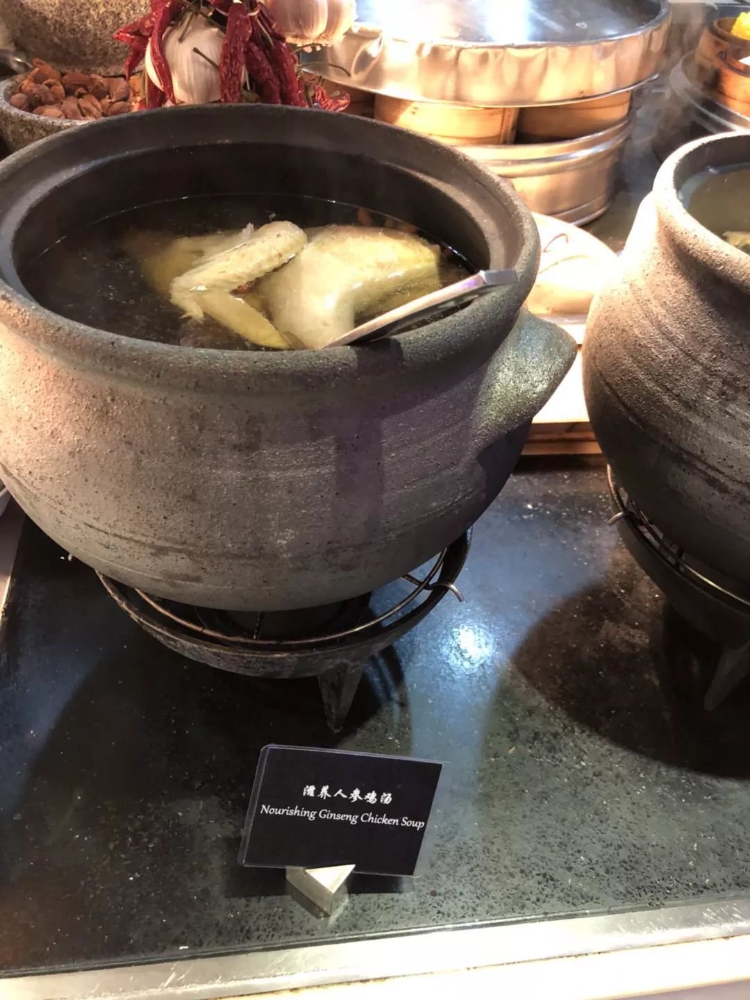 在广州的破旧小区里，一只爱马仕birkin只要5000元