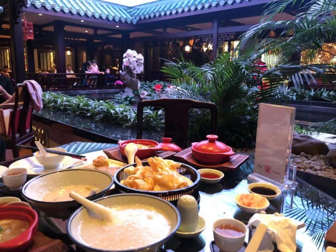 在广州的破旧小区里，一只爱马仕birkin只要5000元