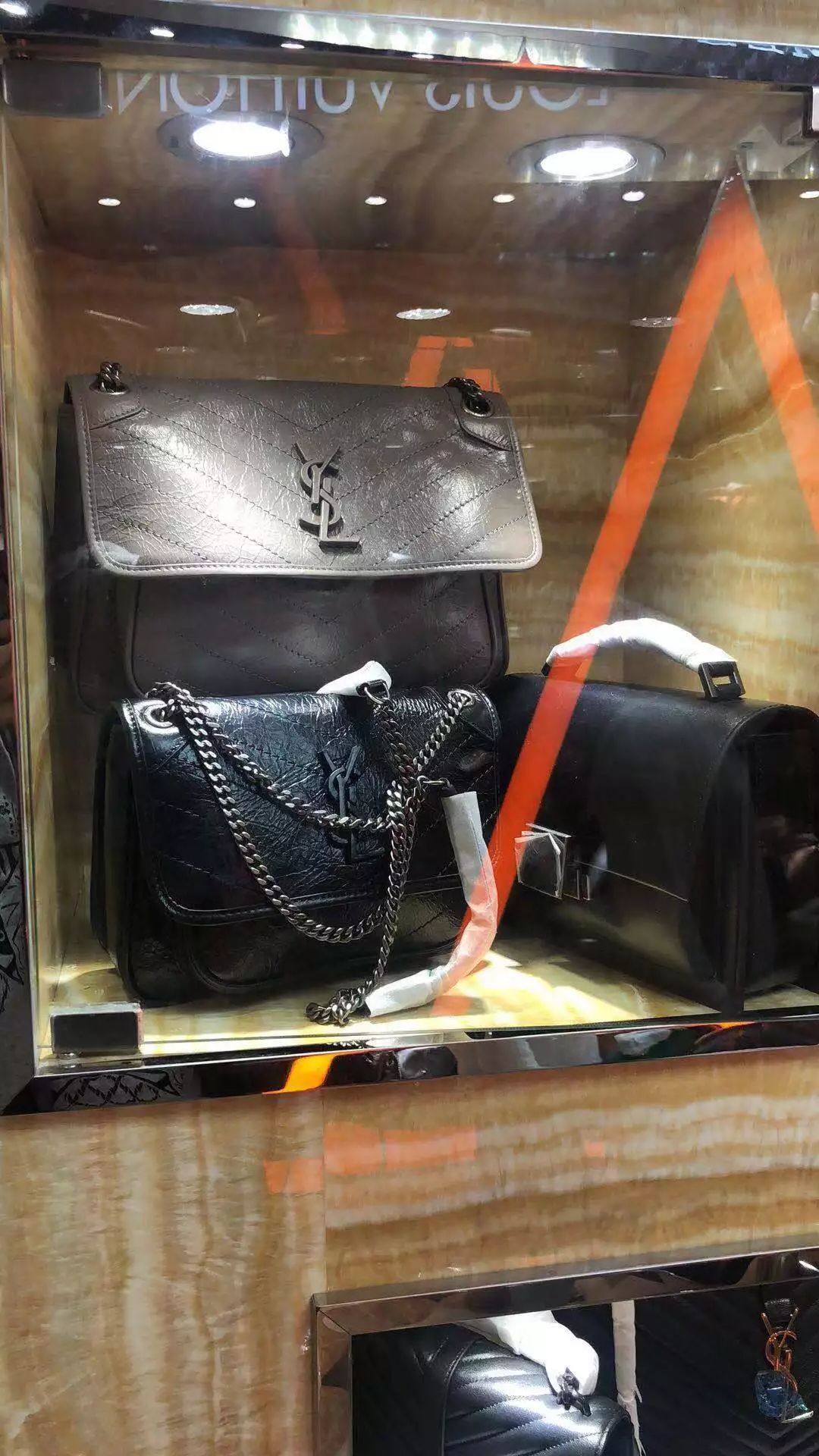 在广州的破旧小区里，一只爱马仕birkin只要5000元