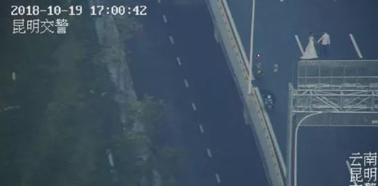 活久见！昆明一对夫妻骑车上高架拍婚纱照网友：奇葩本葩