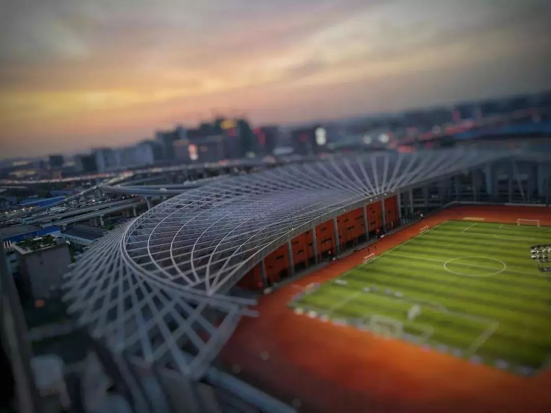 让全大宁人沸腾的足球赛开踢啦!300多名业主约战静安体育中心