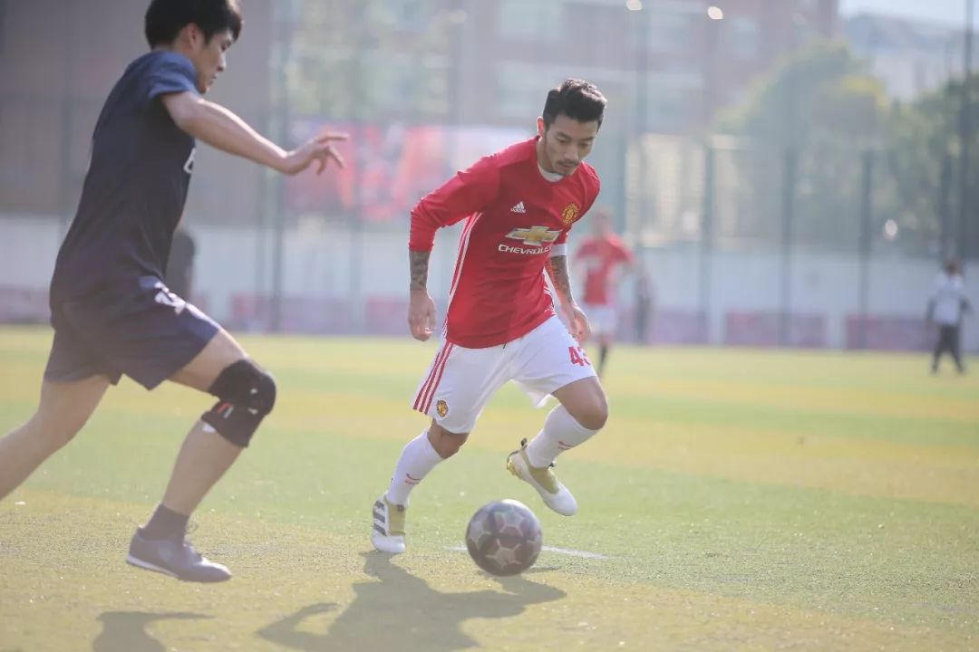 让全大宁人沸腾的足球赛开踢啦!300多名业主约战静安体育中心