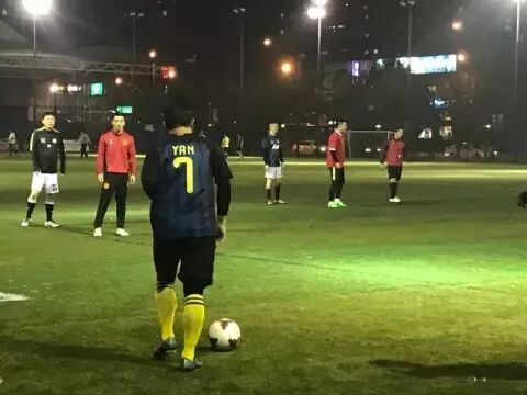 让全大宁人沸腾的足球赛开踢啦!300多名业主约战静安体育中心