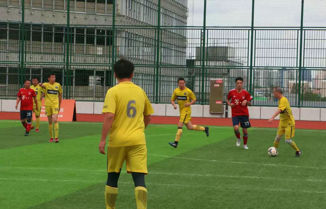 让全大宁人沸腾的足球赛开踢啦!300多名业主约战静安体育中心