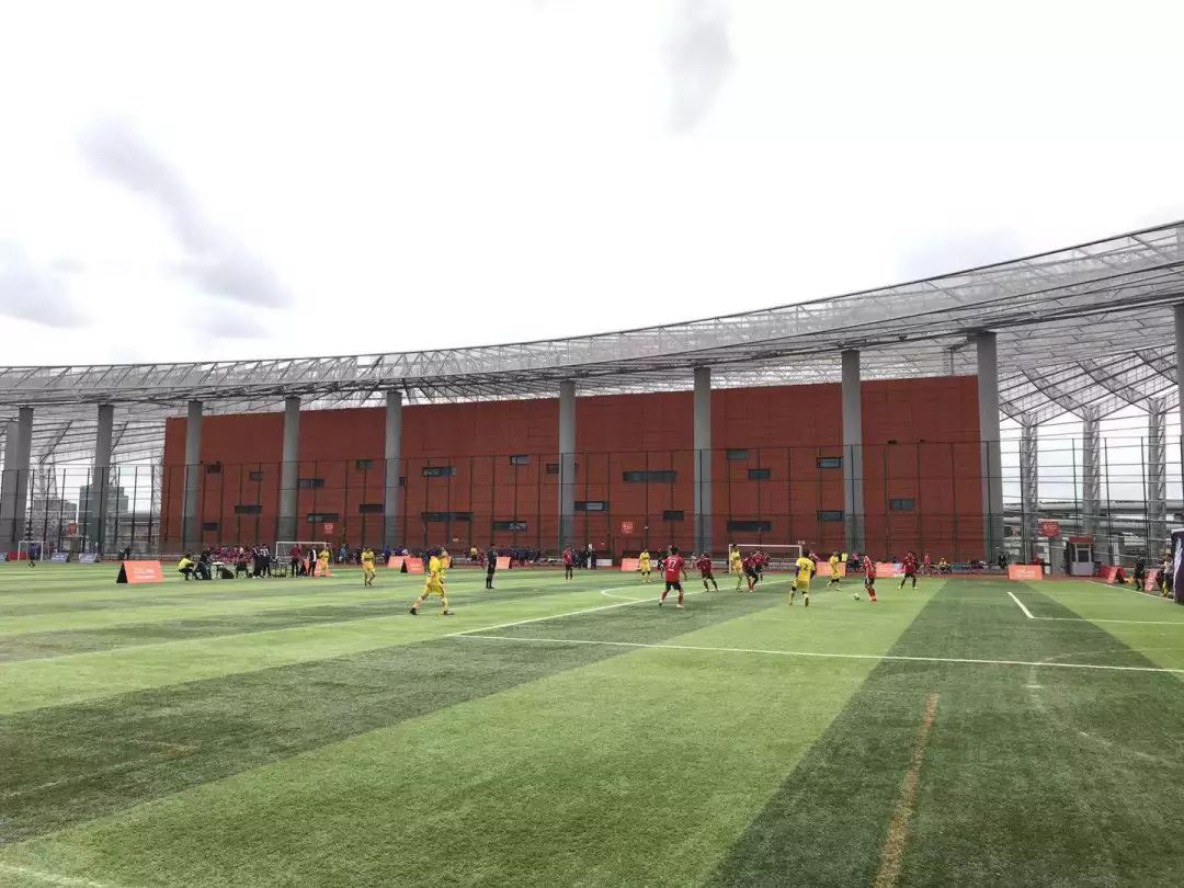 让全大宁人沸腾的足球赛开踢啦!300多名业主约战静安体育中心