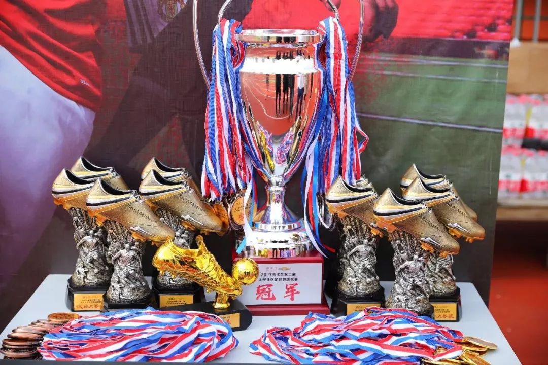 让全大宁人沸腾的足球赛开踢啦!300多名业主约战静安体育中心