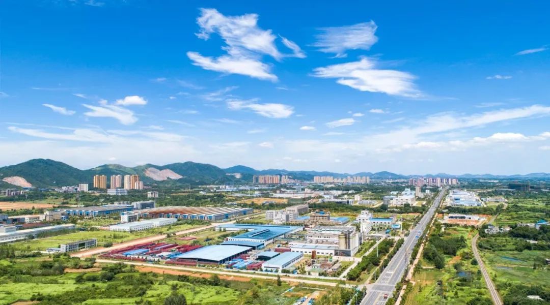 新改扩建白马山小学、中山小学、三中、八中…建设大冶湖水上乐园！推进全民参保！这份公报还说…