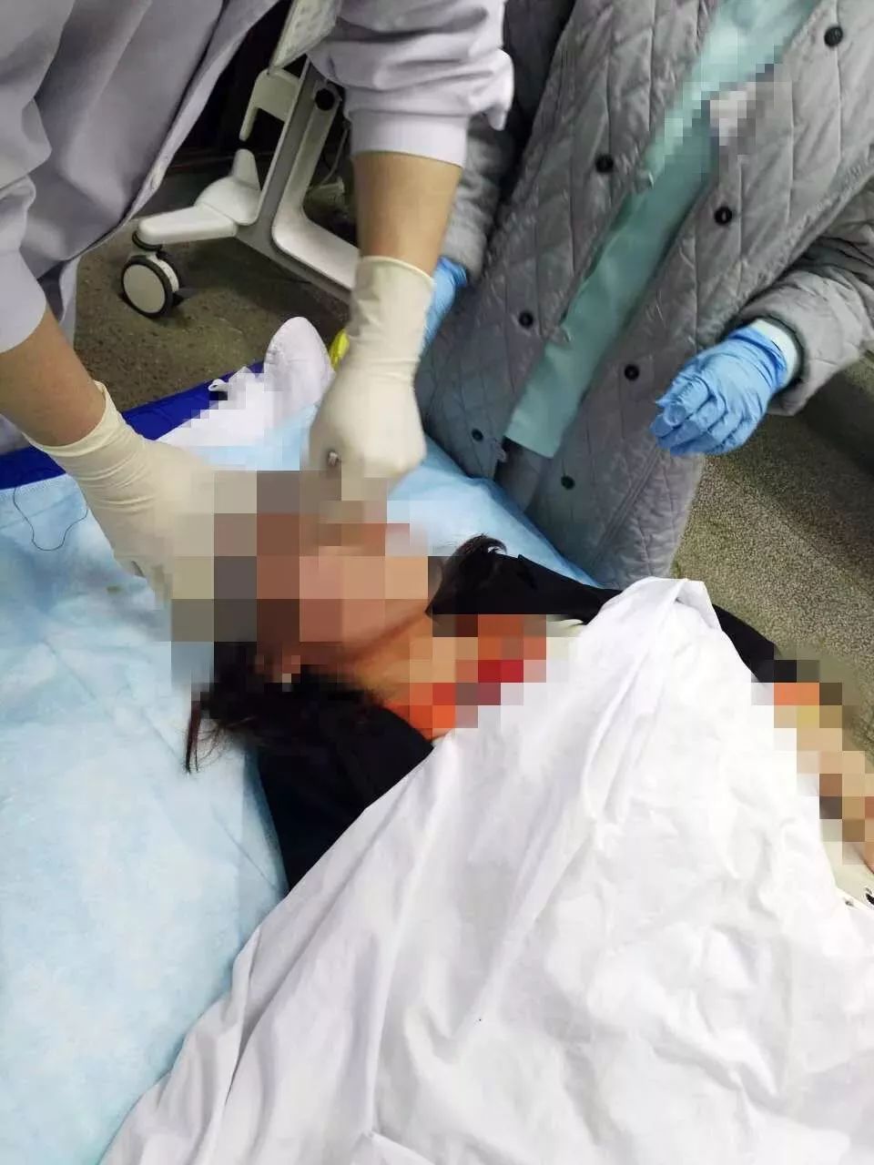 两个宝宝一起生病妈妈心力交瘁,新生儿刚生出来就没有生命体征了