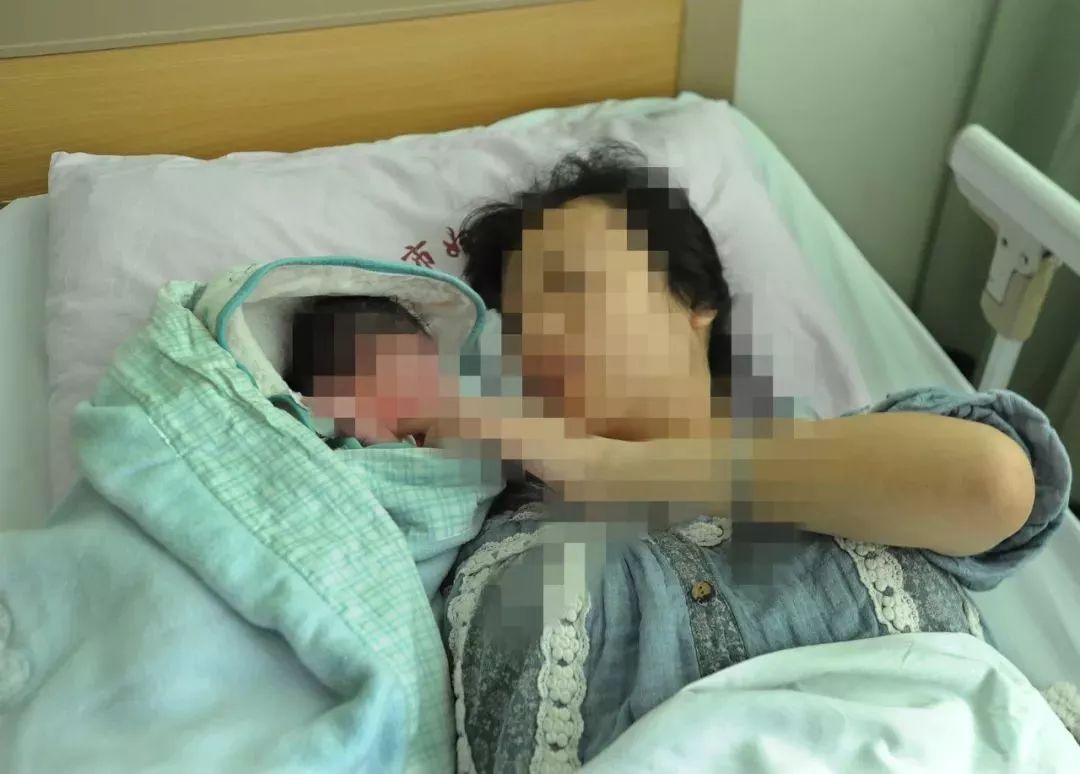 两个宝宝一起生病妈妈心力交瘁,新生儿刚生出来就没有生命体征了
