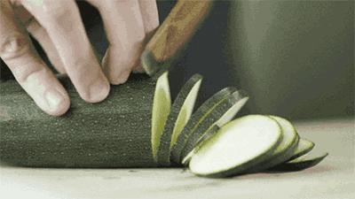 菜刀变钝了怎么办？4个居家小窍门让它更锋利，超级省时省力