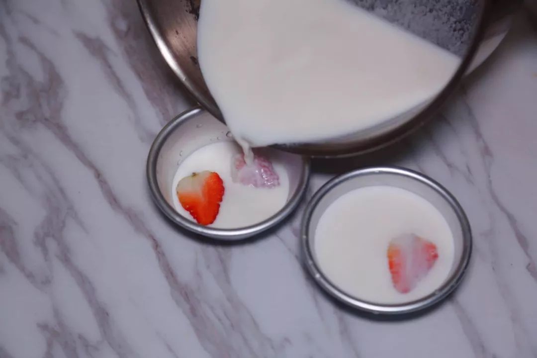 简单易做的草莓布丁,为孩子做甜品