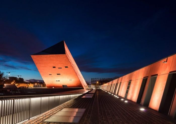 倾斜四十五度仰望天空,45度角抬头仰望