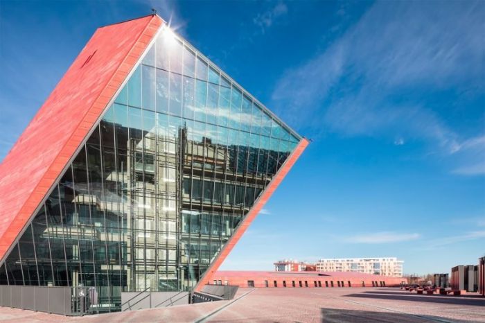 倾斜四十五度仰望天空,45度角抬头仰望