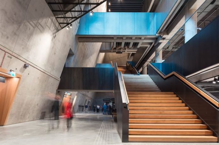 倾斜四十五度仰望天空,45度角抬头仰望