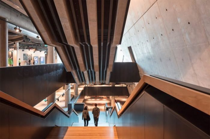 倾斜四十五度仰望天空,45度角抬头仰望