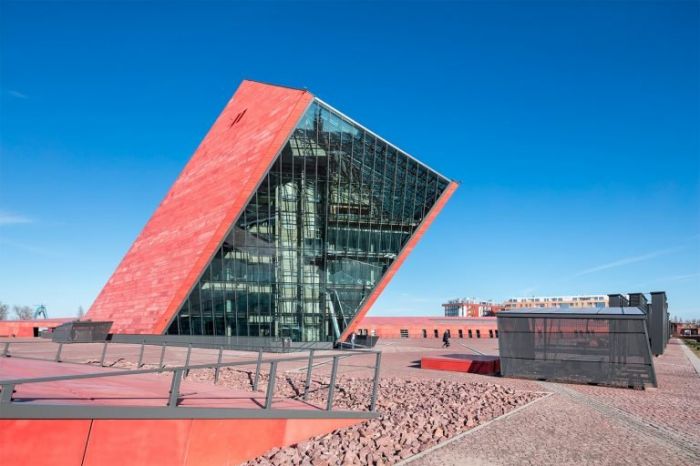 倾斜四十五度仰望天空,45度角抬头仰望