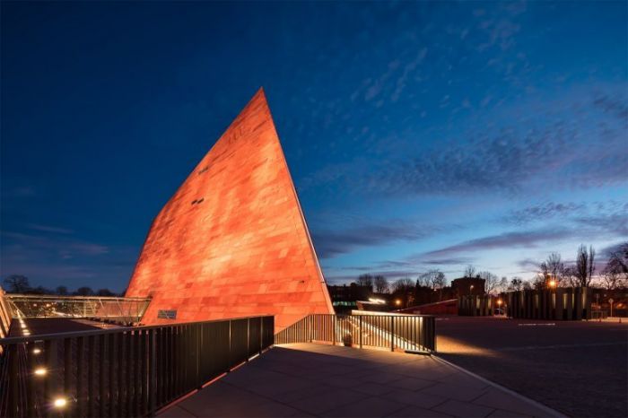 倾斜四十五度仰望天空,45度角抬头仰望