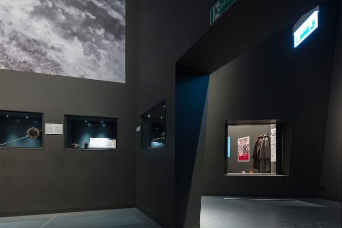 倾斜四十五度仰望天空,45度角抬头仰望