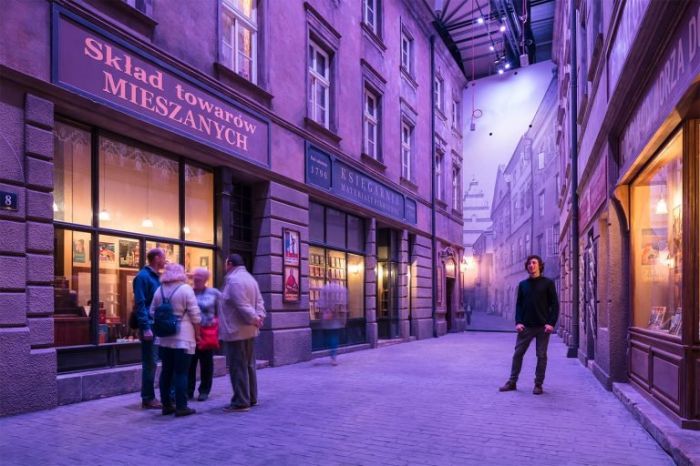 倾斜四十五度仰望天空,45度角抬头仰望