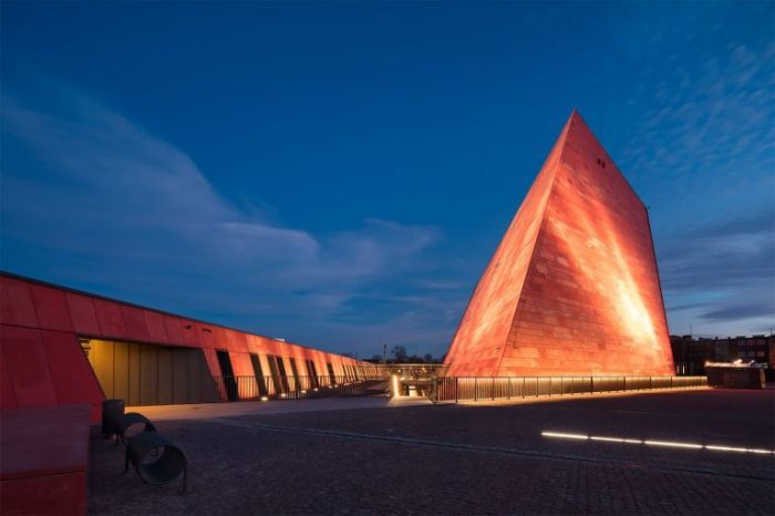 倾斜四十五度仰望天空,45度角抬头仰望