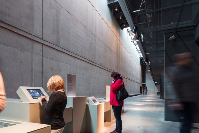 倾斜四十五度仰望天空,45度角抬头仰望