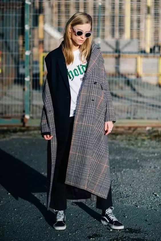 大衣不用熨烫怎么去褶皱,大衣不用洗的办法